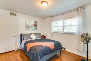 1 dormitorio con 1 cama, ventilador y ventana en Easy OKC Access! Quiet Home with Yard and Workspace, en Midwest City