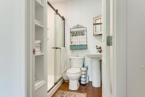 Un baño blanco con inodoro y lavabo. en Easy OKC Access! Quiet Home with Yard and Workspace, en Midwest City 16 fotos más