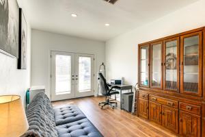 una oficina con escritorio y silla en una habitación en Easy OKC Access! Quiet Home with Yard and Workspace, en Midwest City