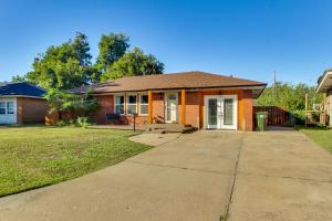 Una pequeña casa de ladrillo con entrada para coches. en Easy OKC Access! Quiet Home with Yard and Workspace, en Midwest City