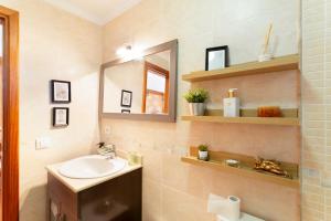 ein Badezimmer mit Waschbecken und Spiegel in der Unterkunft Villa El Castillejo Vacacional in Vega de San Mateo + 17 Fotos