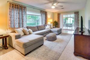 een woonkamer met een bank en een flatscreen-tv bij Walkable Historic District Gem 2 Mi to Dtwn Ocala in Ocala