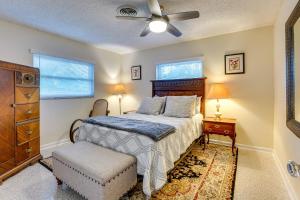 een slaapkamer met een bed en een plafondventilator bij Walkable Historic District Gem 2 Mi to Dtwn Ocala in Ocala