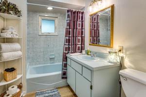 een badkamer met een wastafel, een bad en een douche bij Walkable Historic District Gem 2 Mi to Dtwn Ocala in Ocala +22 foto's