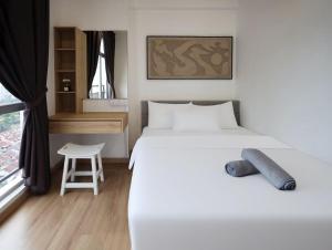 マサイにあるMidas Seri Alam Luxury Dopamine Jacuzziのベッドと机と窓のある寝室 +49枚の写真