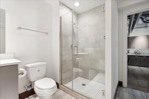een badkamer met toilet en glazen douche bij Historic Downtown Condo no 102 in Dallas +12 foto's