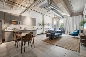 een keuken en woonkamer met een tafel en een bank bij Historic Downtown Condo no 102 in Dallas
