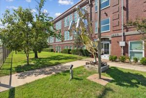 een sculptuur in het gras voor een gebouw bij Historic Downtown Condo no 102 in Dallas