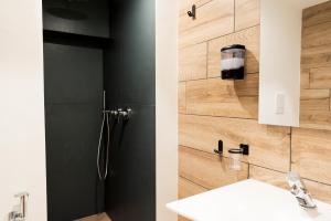 ein Badezimmer mit Dusche und Holzwand in der Unterkunft Cielo D'Alcamo Palazzo Oliva in Alcamo + 57 Fotos