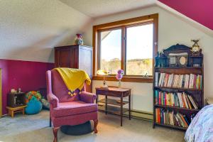 Un dormitorio con una silla rosa y una estantería en Relaxation Meets Upstate Adventure at Salem Home!, en Rupert