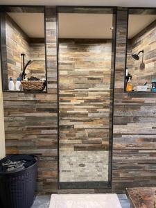 Et badeværelse på Downeast Sunset Luxury Lakehouse