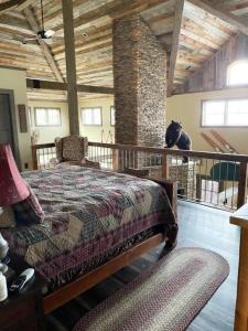 En eller flere senge i et værelse på Downeast Sunset Luxury Lakehouse