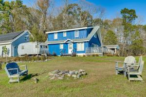 una casa azul con dos sillas en el patio en Relaxation Meets Upstate Adventure at Salem Home!, en Rupert