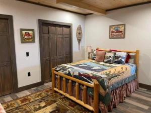 En eller flere senge i et værelse på Downeast Sunset Luxury Lakehouse