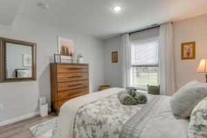 ウェストヘイブンにあるFire Pit and Yard West Haven Apt, 5 Mi to Yale!のぬいぐるみが置かれたベッドのある寝室