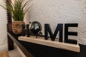 a sign with the word me on a table with a plant at Casa Serafina by Rent-a-key in Santa Maria Madalena