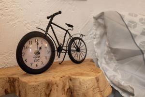 a bike sitting on top of a wooden table at Casa Serafina by Rent-a-key in Santa Maria Madalena