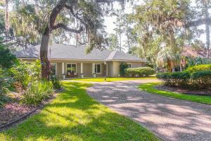 a house with a tree and a driveway at 4 Mi to St Simons Beach Modern Getaway with Sunroom in Blackbanks