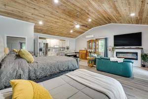 a bedroom with a bed and a living room at 6 Mi to Clarks Hill Lake Quiet Studio Retreat in Clarks Hill