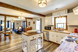 Η κουζίνα ή μικρή κουζίνα στο Lake Guntersville Hideaway! Home on Over 2 Acres