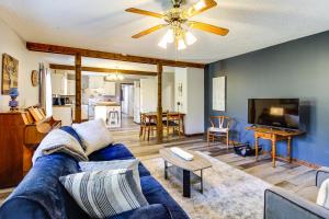 Μια τηλεόραση ή/και κέντρο ψυχαγωγίας στο Lake Guntersville Hideaway! Home on Over 2 Acres