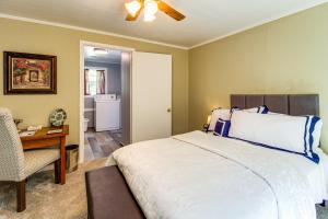 Ένα ή περισσότερα κρεβάτια σε δωμάτιο στο Lake Guntersville Hideaway! Home on Over 2 Acres