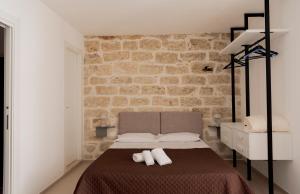 ein Schlafzimmer mit einem Bett, auf dem zwei Handtücher liegen in der Unterkunft Cielo D'Alcamo Palazzo Oliva in Alcamo