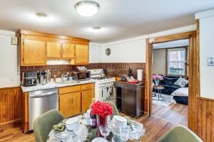 Galeriebild der Unterkunft 1 Mi to Main St Riverside Torrington Apt with Yard in Torrington