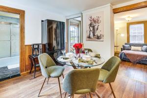 Posezení v ubytování 1 Mi to Main St Riverside Torrington Apt with Yard