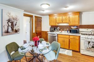 Galeriebild der Unterkunft 1 Mi to Main St Riverside Torrington Apt with Yard in Torrington + 17 Fotos