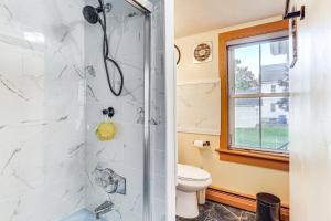 Koupelna v ubytování 1 Mi to Main St Riverside Torrington Apt with Yard + 17 fotografií