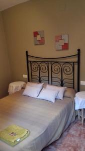 1 dormitorio con 1 cama grande con almohadas blancas en Casa rural Foreset, en Alfara de Carles