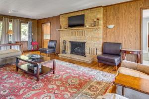 Posezení v ubytování 1 Mi to Norfolk Lake! Anglers Escape with Mtn Views