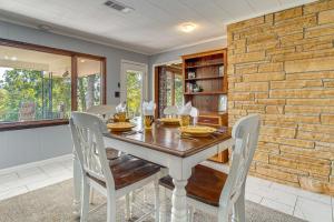 Fotografie z fotogalerie ubytování 1 Mi to Norfolk Lake! Anglers Escape with Mtn Views v destinaci Henderson