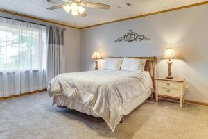 Postel nebo postele na pokoji v ubytování 1 Mi to Norfolk Lake! Anglers Escape with Mtn Views