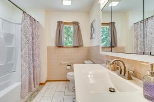 Koupelna v ubytování 1 Mi to Norfolk Lake! Anglers Escape with Mtn Views + 18 fotografií