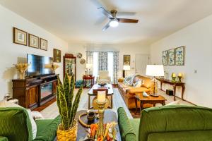 een woonkamer met groene meubels en een flatscreen-tv bij Families and Pets Welcome Quiet Retreat in Bamberg in Bamberg