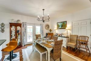 een keuken en eetkamer met een tafel en stoelen bij Families and Pets Welcome Quiet Retreat in Bamberg in Bamberg