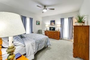 een slaapkamer met een bed met een lamp en een dressoir bij Families and Pets Welcome Quiet Retreat in Bamberg in Bamberg