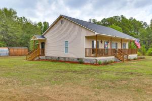 een huis met een veranda en een Amerikaanse vlag erop bij Families and Pets Welcome Quiet Retreat in Bamberg in Bamberg