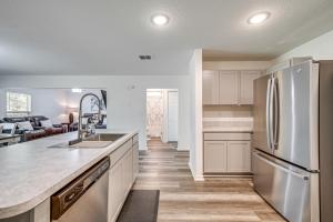 Køkken eller tekøkken på 3 Mi to SummerGlen Golf Club Ocala Getaway!