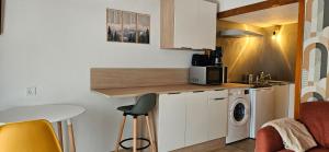 QuiéIsard - Le Hameau De La Courbière的厨房台面上有洗衣机和烘干机 更多9张照片