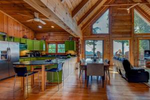 1 Sublime View في بون: مطبخ مع دواليب خضراء وسقف خشبي