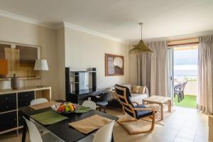 un soggiorno con un tavolo e una sala da pranzo di Peace Rooftop Tenerife a Tabaiba