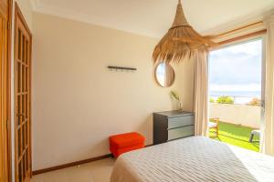 una camera da letto con un letto e una finestra di Peace Rooftop Tenerife a Tabaiba Altre 12 foto