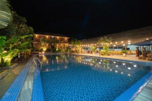 Bazén v ubytování Khu Nghỉ Dưỡng Sinh Thái Charm Eco Retreat nebo v jeho okolí