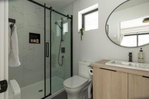 ein Badezimmer mit Dusche, Toilette und Waschbecken in der Unterkunft Forest Refuge - Fire - HotTub - Tremblant 15 min in La Conception + 36 Fotos