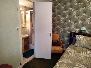 une chambre avec un lit et une salle de bain avec un lavabo dans l'établissement Chambre d hôte de la paix, à La Rochefoucauld