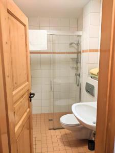 Ванная комната в Ferienwohnungen Belkenscheid +46 фотографий