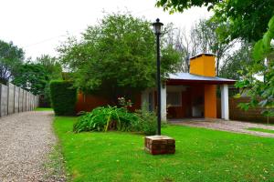 サンタ・ロサ・デ・カラムチタにあるSierras Del Molleの庭の灯台付き家